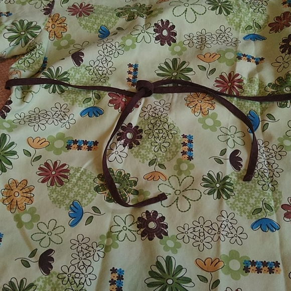 5/$20 Small green scrub shirt w/ colorful flowers - Picture 4 of 4